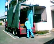 �Ǝ҂��񂪉^��ł���܂�