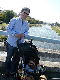 京都、賀茂川にかかる松原橋にて